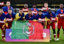 Украинские футболисты перед игрой показали таблички с именами погибших детей во время теракта РФ в Кривом Роге