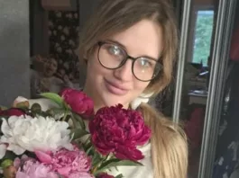 Из Бахмута, Торецка и Нью-Йорка. Военный в течение двух лет дарит любимой цветы с передовой