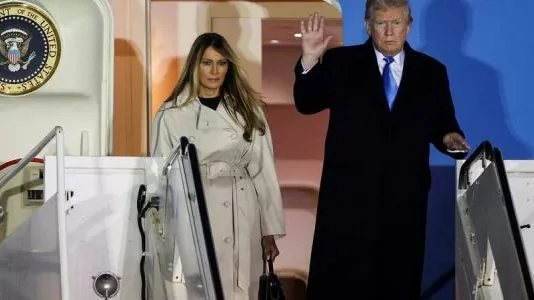 Редкий момент. Дональд и Мелания Трамп проявили чувства на публике перед поездкой на похороны Папы Римского Франциска