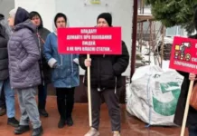 На Житомирщине пациенты бросили гендиректора больницы в мусорный бак — видео