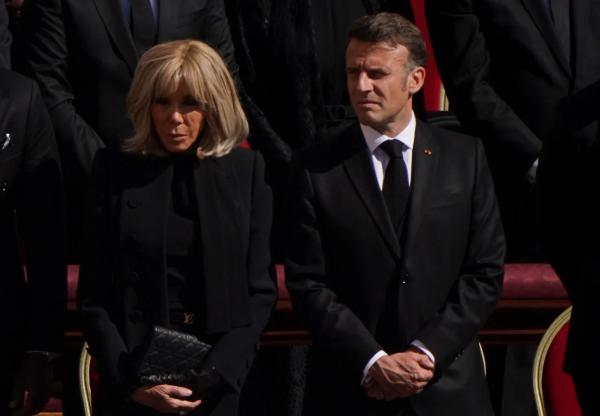 Президент Франции Эммануэль Макрон и его супруга Брижит Макрон на траурной мессе Папы Франциска на площади Святого Петра в Ватикане (Фото: REUTERS/Nathan Howard)
