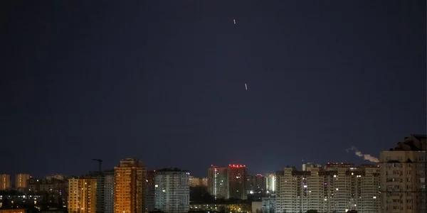 Украинские военнослужащие ведут огонь по беспилотнику в Киеве, 6 апреля 2025 года (Фото: REUTERS/Gleb Garanich)