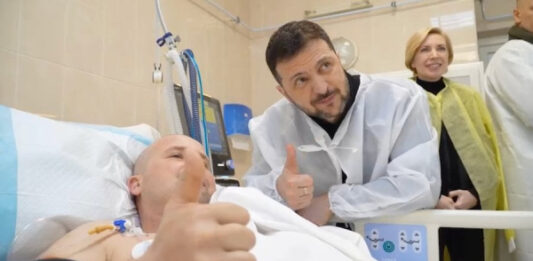 Зеленский приехал в Днепр и посетил госпиталь, где проходят лечение украинские военные после ранений