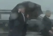 Трамп несколько секунд не мог зайти в самолет, потому что у него не получалось вместить зонтик в проход — курьезное видео