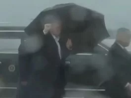 Трамп несколько секунд не мог зайти в самолет, потому что у него не получалось вместить зонтик в проход — курьезное видео