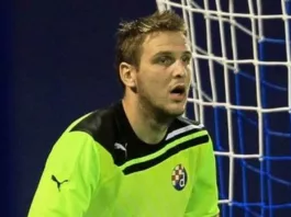 Бывший вратарь спас журналистку от травмы в прямом эфире, показав невероятную реакцию — вирусное видео