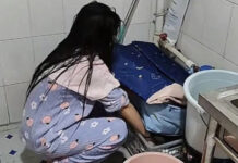 19-летняя девушка из-за нехватки средств перебралась жить в туалет на работе: как это выглядит — фото