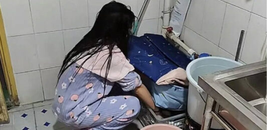 19-летняя девушка из-за нехватки средств перебралась жить в туалет на работе: как это выглядит — фото