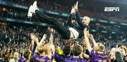 Нидерландский клуб впервые за 92 года выиграл трофей — видео эмоционального празднования