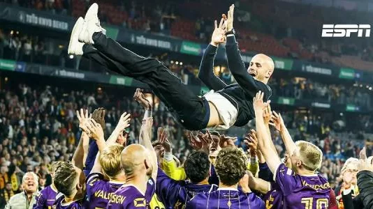 Нидерландский клуб впервые за 92 года выиграл трофей — видео эмоционального празднования