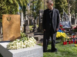 В пятую годовщину. Святослав Вакарчук посетил могилу отца и показал необычный памятник, который установили накануне