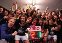 Фаны выбежали на поле. Лучшая команда Бундеслиги сенсационно вылетела из Кубка Германии, проиграв клубу из третьей лиги — видео