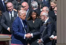 Во время похорон Папы Франциска. Президент Эстонии, который сидел рядом с Трампом, попросил его не выходить из мирного процесса