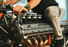 Безумный гений из США собирает мотоцикл с V8-двигателем от Ferrari