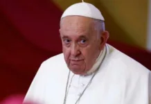 В Париже из-за смерти Папы Римского выключат подсветку Эйфелевой башни