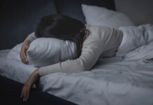 Всего один час со смартфоном в постели увеличивает риск бессонницы на 59%