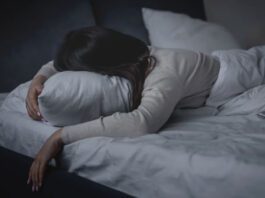 Всего один час со смартфоном в постели увеличивает риск бессонницы на 59%