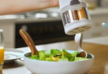 Странный гаджет Spicerr снайперски дозирует специи во время готовки