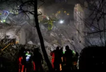 Завалы многоэтажки разбирают вручную. Последствия крупнейшей атаки по количеству погибших в Киеве после дня удара по Охматдету — фоторепортаж