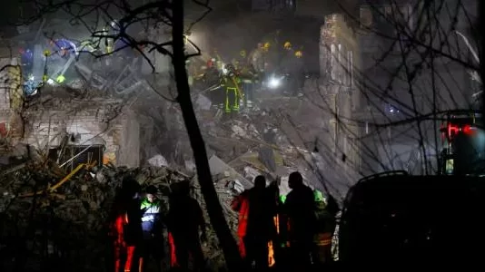 Завалы многоэтажки разбирают вручную. Последствия крупнейшей атаки по количеству погибших в Киеве после дня удара по Охматдету — фоторепортаж