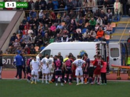 В Украине футболист потерял сознание во время матча: клуб сделал заявление о здоровье игрока