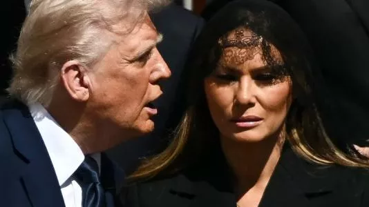 Практикующая католичка. Мелания Трамп надела традиционную черную вуаль на похороны Папы Римского Франциска