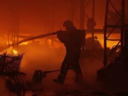 РФ ударила по Киеву шахедами: возникли масштабные пожары, разрушен частный дом, есть пострадавшие — онлайн