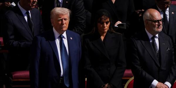 Президент США Дональд Трамп и первая леди Мелания Трамп на церемонии погребения Папы Римского Франциска, Ватикан, 26 апреля 2025 года (Фото: REUTERS/Nathan Howard)