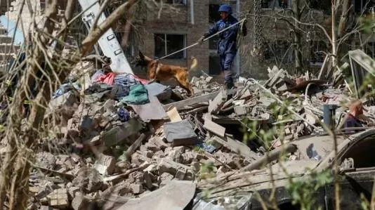 В Киеве 12 погибших, из-под завалов достали тело 17-летнего парня, спасения которого ждали друзья и одноклассники