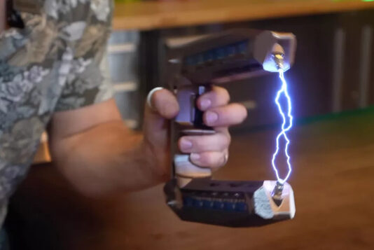 «Bear Blaster 5000» отпугивает диких зверей разрядом молнии в 268 000 вольт