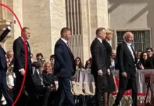 Представитель польской делегации пользовался телефоном во время похорон Папы Франциска, его раскритиковали