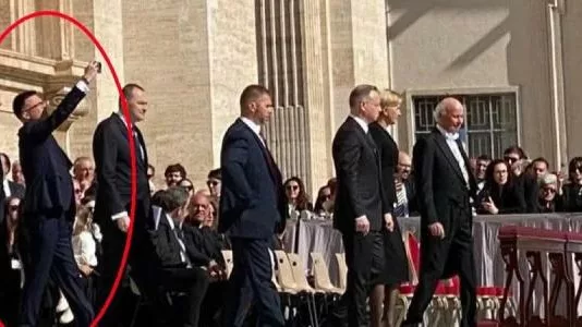 Представитель польской делегации пользовался телефоном во время похорон Папы Франциска, его раскритиковали