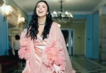 Кейп с цветами и изысканный шелк. Джамала похвасталась эффектным образом от украинского бренда на премии YUNA