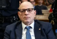 Прибыл на кресле колесном. В Нью-Йорке началось повторное судебное разбирательство дела режиссера Харви Вайнштейна