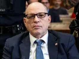 Прибыл на кресле колесном. В Нью-Йорке началось повторное судебное разбирательство дела режиссера Харви Вайнштейна