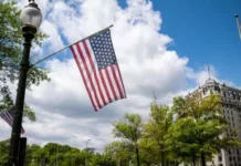 В разведке США сообщили, что Китай вербует американских госслужащих, используя «изощренные» методы