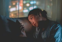 Чрезмерное общение с чат-ботами тесно переплетается с одиночеством и эмоциональной зависимостью