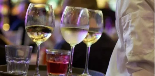 «Падать уже некуда». Эксперт рассказала, какие заведения будут популярны в первую ночь после отмены комендантского часа