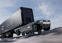 Беспилотный грузовик Glider M одинаково легко ездит по дорогам и по рельсам