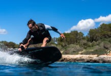 Профессиональный серфборд RÄVIK Ultimate мгновенно разгоняется до 55 км/ч