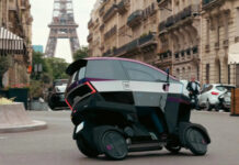 Необычный электромобиль AEMotion прорывается сквозь городской трафик как мотоцикл