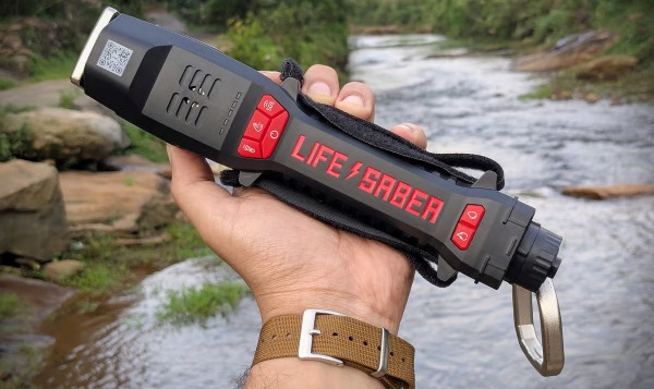 Мультитул Lifesaber собрал в себе феерическую коллекцию инструментов для выживания