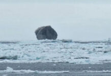 У берегов Канады замечен странный угольно-черный айсберг