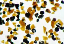 Ученые исследуют крошечные оранжевые частицы с поверхности Луны