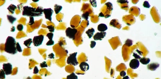 Ученые исследуют крошечные оранжевые частицы с поверхности Луны