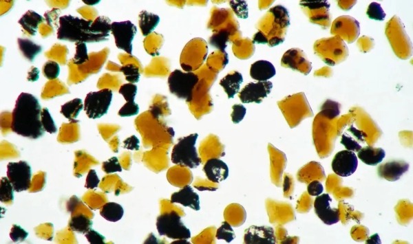 Ученые исследуют крошечные оранжевые частицы с поверхности Луны