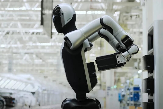 Робот Walker S2 может самостоятельно менять свои батареи и работать круглые сутки