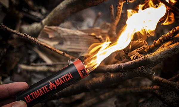 Походный огнемет Ultimate Match разожжет любой костер струей 650-градусного пламени