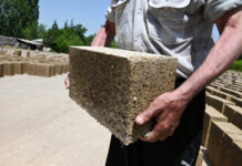 Житель небольшого киргизского села научился делать эко-кирпичи из рисовых отходов