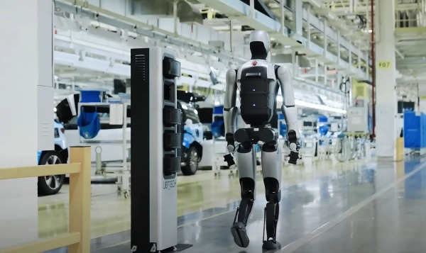 Робот Walker S2 может самостоятельно менять свои батареи и работать круглые сутки